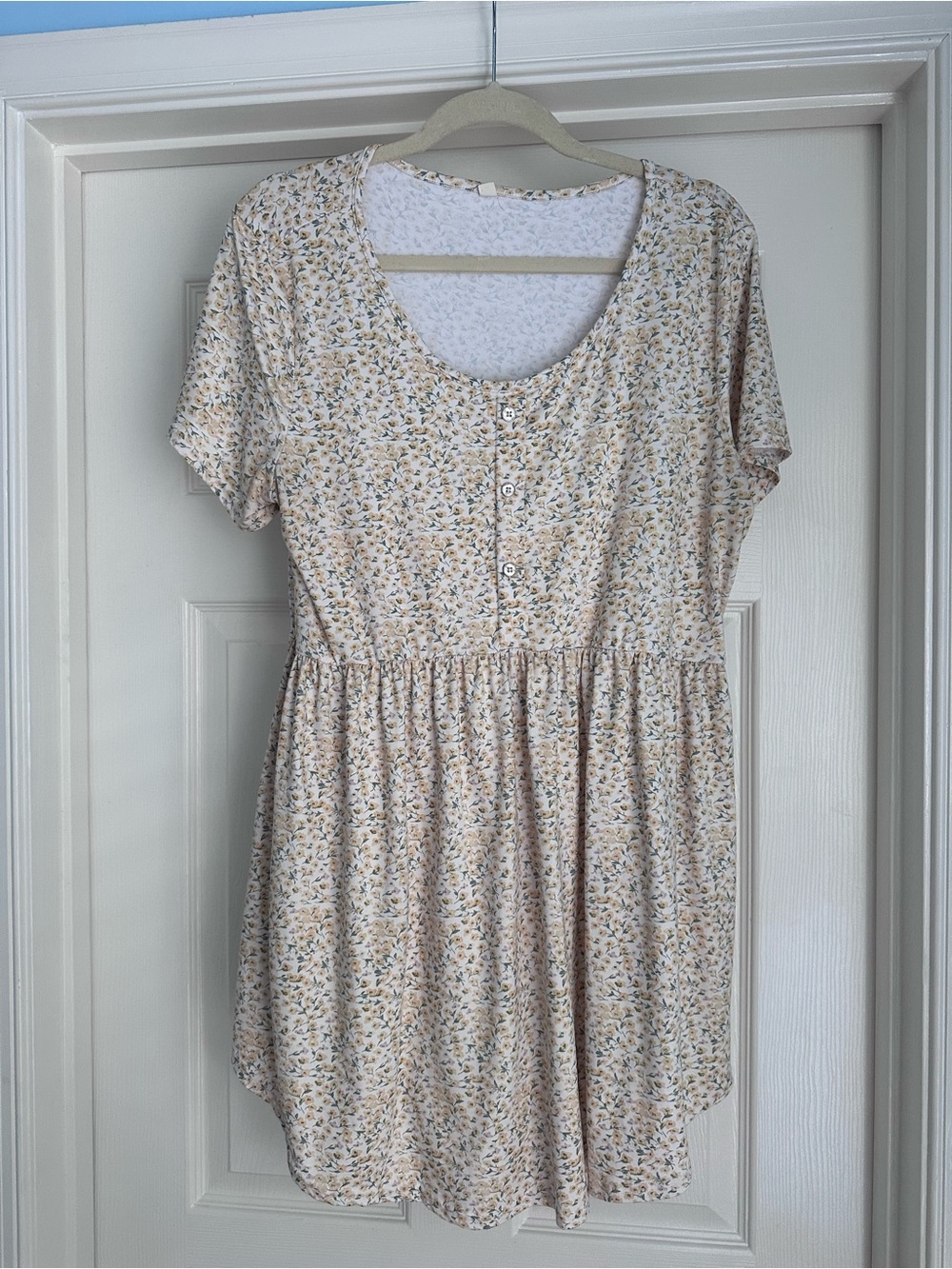 Women's Short Sleeve Scoop Neck Floral Tee Dress - Cream